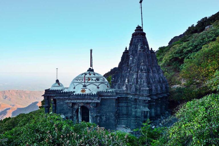 Read more about the article गिरनार जैन मंदिर का इतिहास – History of girnar jain temple