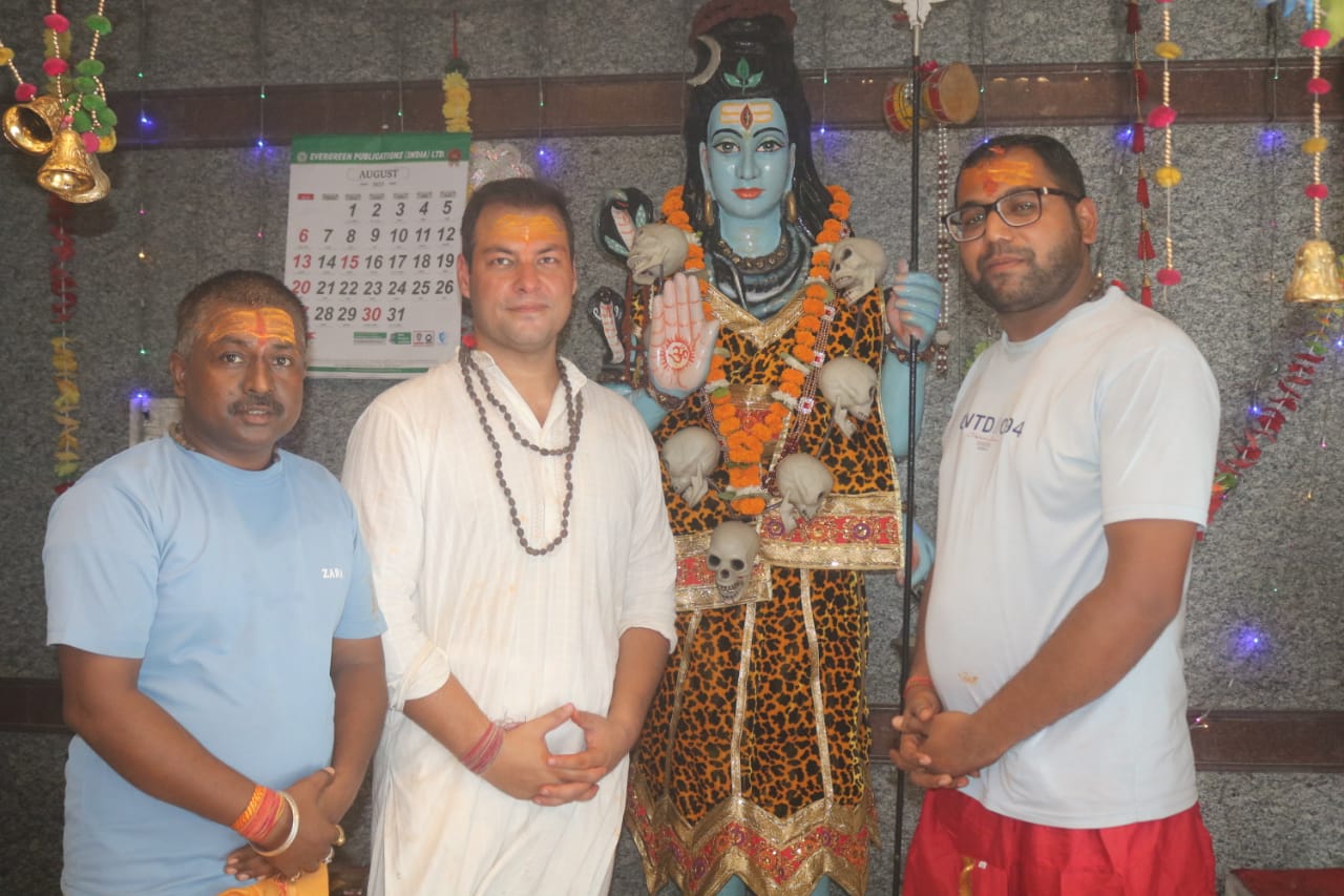 सावन मास के पावन उपलक्ष पर शिव पूरी धाम मे किशन पूरा मे महा रूद्र अभिषेक का आयोजन - Maha rudra abhishek organized at kishan pura in shiv puri dham on the auspicious occasion of sawan month.