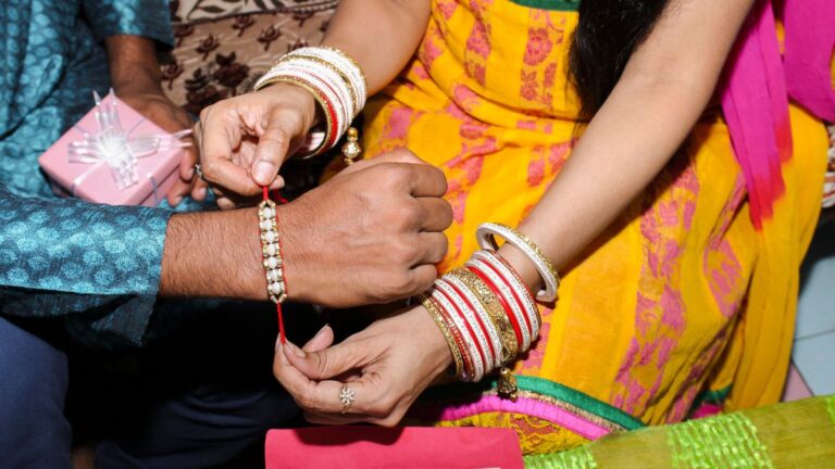 Read more about the article जानिए आज के दिन राखी बांधने का शुभ मुहूर्त – Know the auspicious time to tie rakhi today