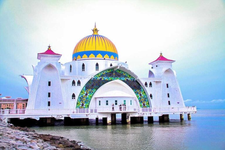 Read more about the article मलक्का स्ट्रेट्स मस्जिद का इतिहास – History of malacca straits mosque