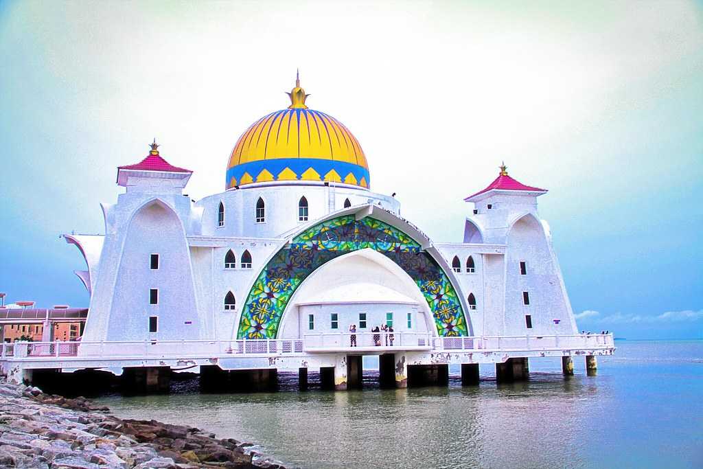 You are currently viewing मलक्का स्ट्रेट्स मस्जिद का इतिहास – History of malacca straits mosque