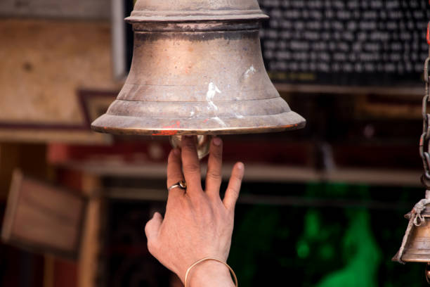 जानिए घंटी बजाने के नियम क्या है और घंटी कैसे बजानी चाहिए। Know what are the rules of ringing the bell and how the bell should be rung