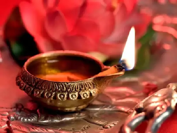 Read more about the article जानें हिंदू धर्म में दिया जलाने के नियम और दिशा के बारे में – Know about the rules and direction of lighting diya in hinduism